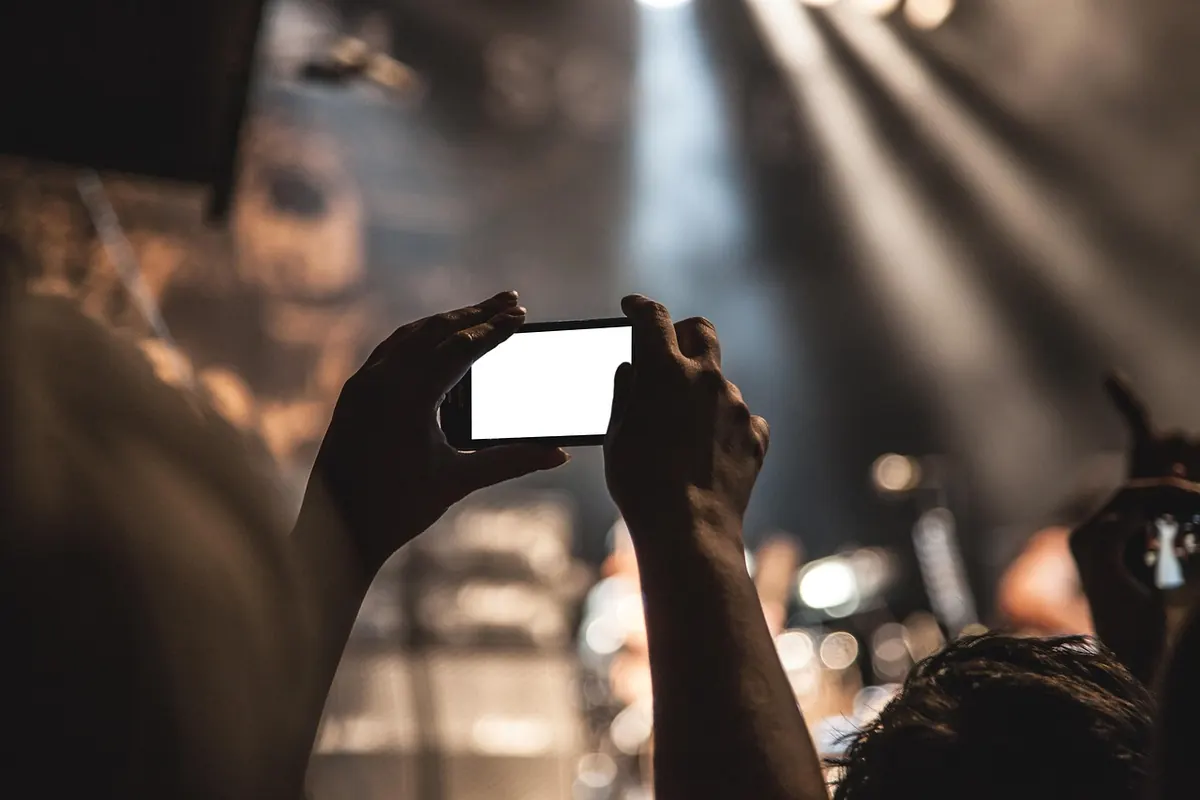 Beginner's Guide to Gig Photography at Pulse Room: Settings and Etiquette