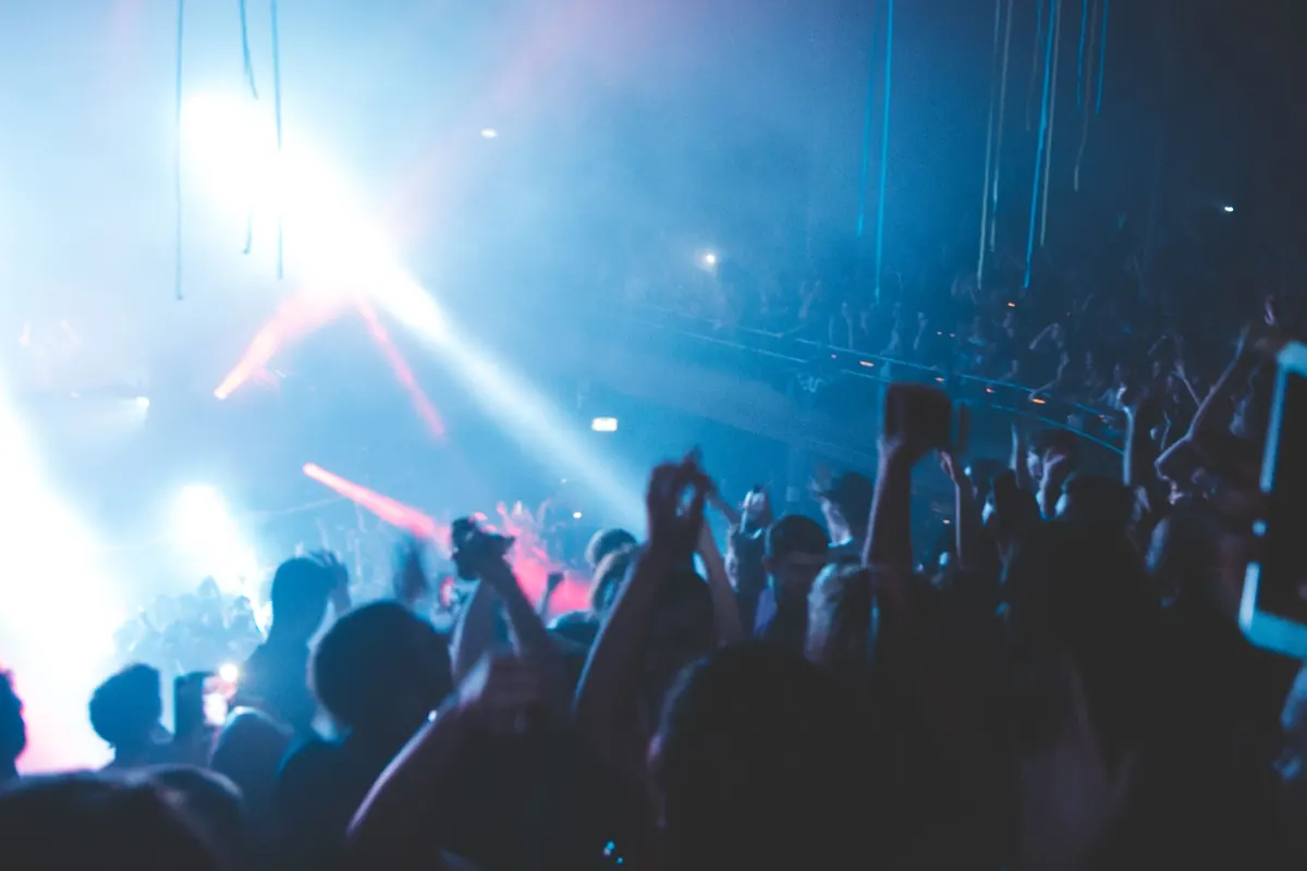 Weeknight Gigs vs. Weekend Club Nights at Pulse Room: Which Suits You?